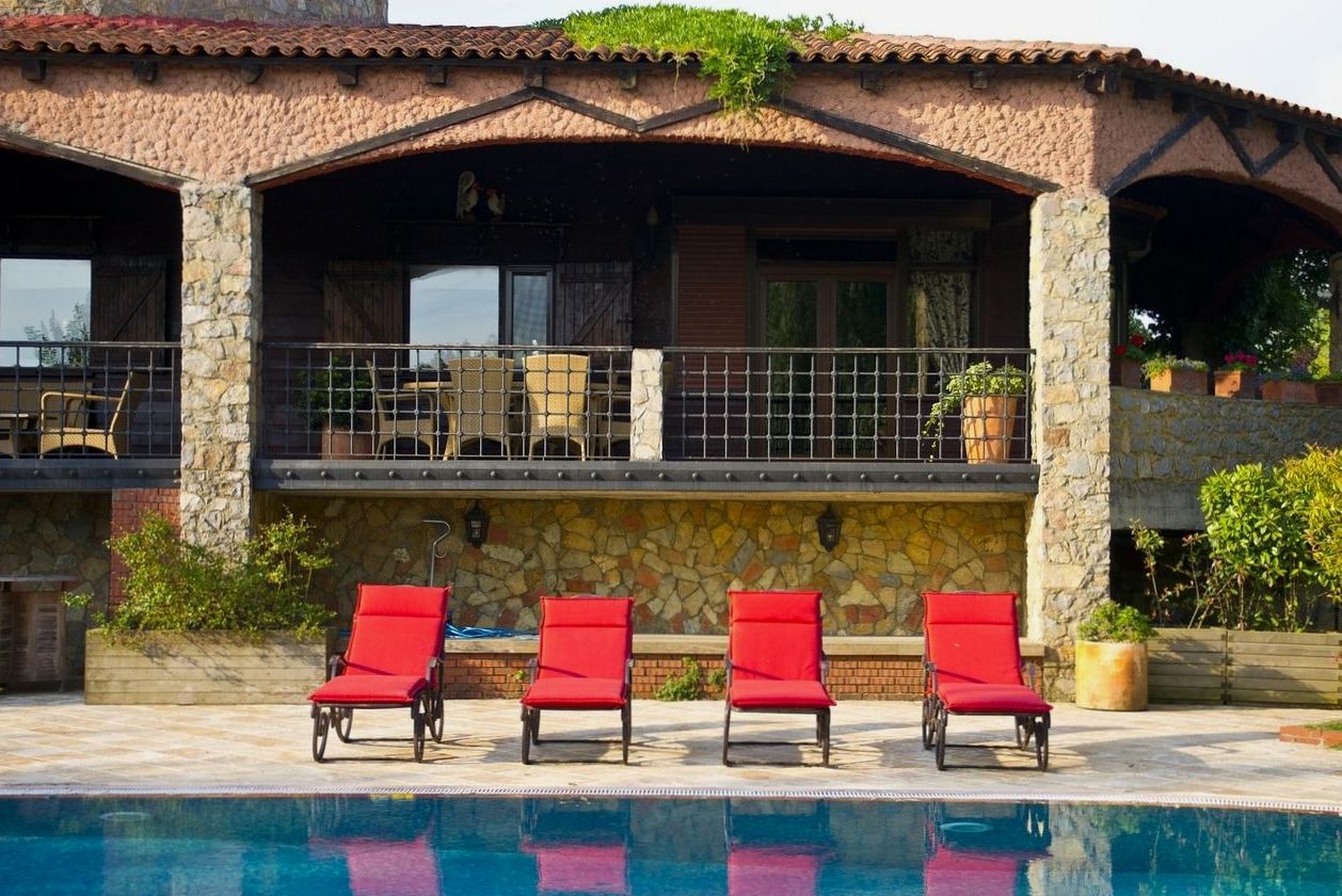 A flexible group accommodation arrangement by the pool